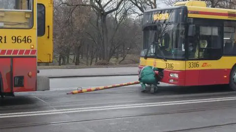 Zepsuty autobus zablokował tramwaje w al. Solidarności