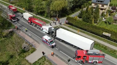 Pięć ciężarówek i bus zderzyły się na "dwójce". Są ranni