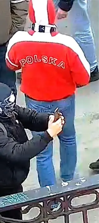 Policja publikuje zdjęcia osób, które mogą mieć związek z podpaleniem mieszkania