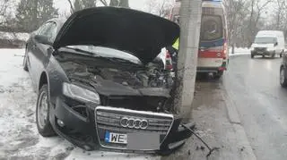 Audi uderzyło w latarnię