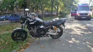 Zderzenie motocykla z dwoma samochodami