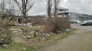 Śmieci zalegają przy Dworcu Wschodnim
