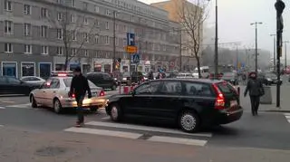 Znak "ślepa ulica" przy skrzyżowaniu ulic Twardej i Emilii Plater fot. Lech Marcinczak/tvnwarszawa.pl