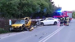 Samochód uderzył w słup i zaparkowane auto