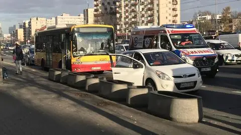 Autobus gwałtownie hamował, cztery osoby poturbowane