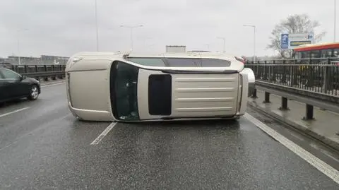 Zderzenie kilku samochodów na moście Grota. Jedno auto na boku