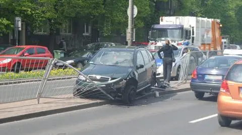 Skoda na barierkach w al. Niepodległości