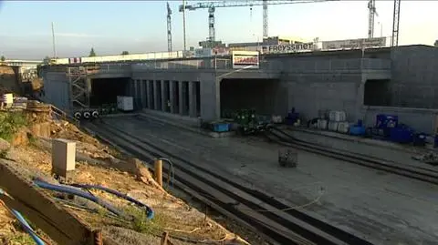 10 500 ton wsunęli pod nasyp. 16-godzinna akcja w przyspieszeniu