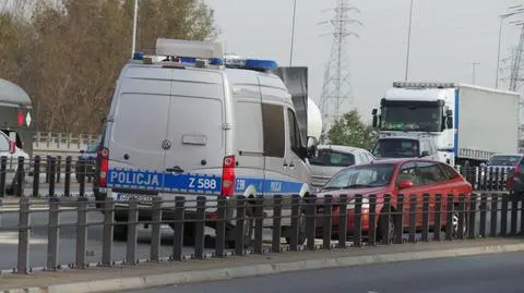 Samochód uderzył w bariery na moście Grota. "Kierowca oddalił się"