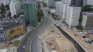 Kładą asfalt nad stacją Rondo ONZ