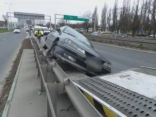 Samochód na barierze w alei Prymasa Tysiąclecia