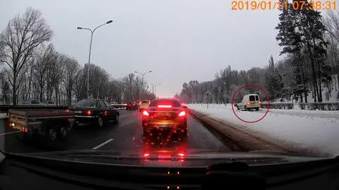 Wisłostrada ma trzy pasy ruchu. On zrobił czwarty z chodnika