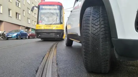 Zaparkowała przy torachi zablokowała tramwaje