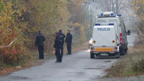 Na terenie dawnej fabryki znaleźli przedmiot przypominający granat