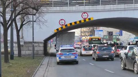 Samochód dostawczy zaklinował się pod wiaduktem