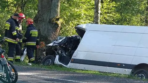 Zjechał na pobocze, uderzył w drzewo. Rannego zabrał śmigłowiec