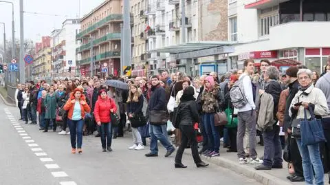 Kilka godzin bez metra. Tłumy na przystankach, ścisk w autobusach 