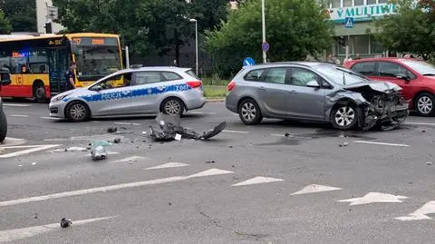 Zderzenie trzech aut na Mokotowie. Jedna osoba w szpitalu