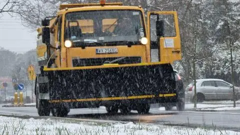 Od rana pada śnieg. Posypywarki wyjechały dopiero po południu