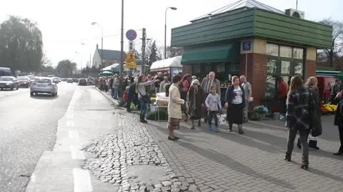 Warszawiacy odwiedzają groby. Tłoczno przy Cmentarzu Bródnowskim 