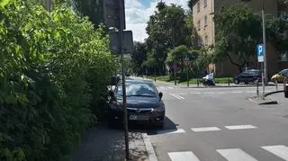 Zaparkowane auto przy przejściu dla pieszych