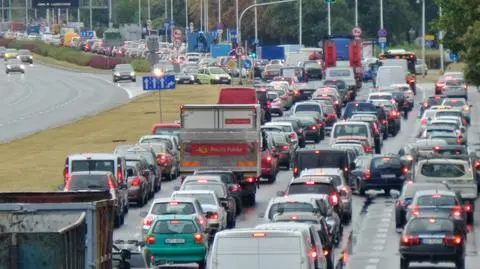 Ciężki poranek na drogach. Deszcz, korki i 43 kolizje