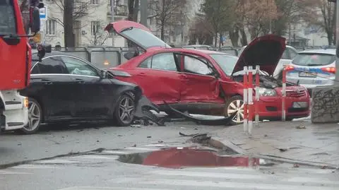 "Mercedes uderzył w toyotę". Pasażerka ranna na Puławskiej