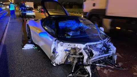 Ferrari uderzyło w bariery na Trasie Siekierkowskiej