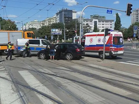 Zderzenie dwóch aut na Woli