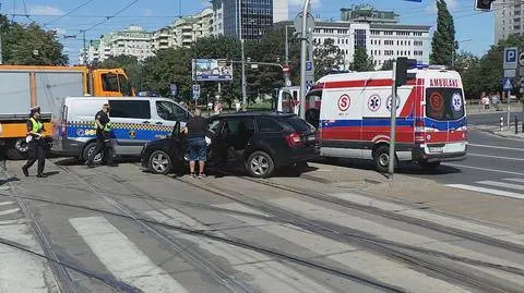 Zderzenie dwóch aut na Woli