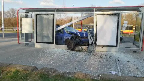 Kolizja na Czerniakowskiej. Samochód wjechał w przystanek