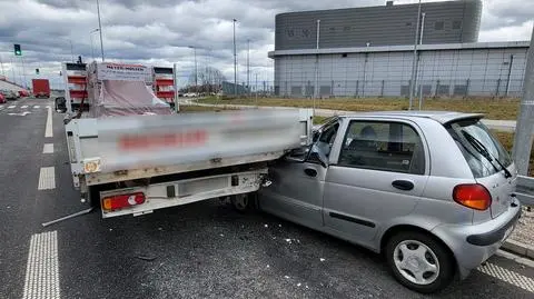 Wypadek na zjeździe z S2. Jedna osoba ranna