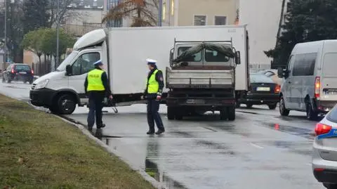 Dostawczy samochód w poprzek Wiertniczej