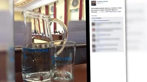 Wiceprezydent chwali się w sieci: kranówka na sesji rady miasta