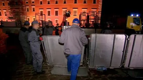 Więźniowie pomagali barykadować Krakowskie Przedmieście