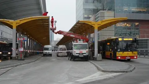 Dzień zmian przy Centralnym. "Naprawiają daszki"