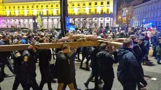 Centralna Droga Krzyżowa w 2022 roku w Warszawie. Tutaj raczej nie zachęcano Ukraińców i Rosjan do wspólnych rozważań