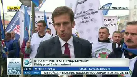 Reporter TVN24 rozmawia ze związkowcami