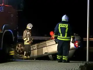 Auto zostało wyciągnięte na brzeg po około dwóch godzinach 