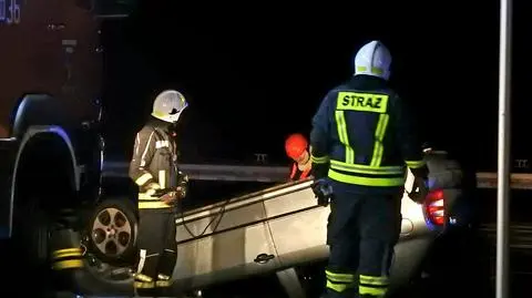 Samochód zjechał do Narwi z mola w Serocku. "W środku jedna osoba"
