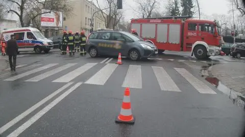 Taksówka dostała w bok. Kierowca w szpitalu, na Mokotowie korek