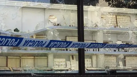 Okradli jubilera. "Sprawcy wybili szybę w witrynie i zabrali towar"