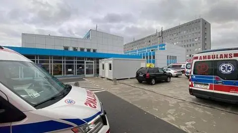Sznury karetek przed warszawskimi szpitalami. "Realizacja jednego zlecenia trwa do 10 godzin"