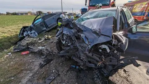 Trzy osoby ranne po czołowym zderzeniu. Dziecko zabrał śmigłowiec