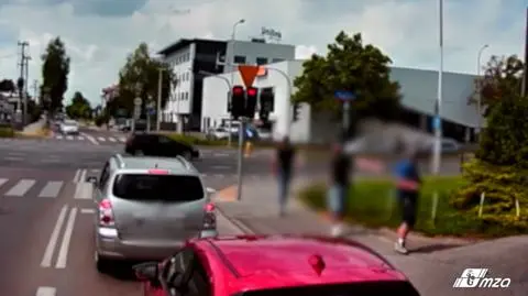 Dwóch mężczyzn zaczepiało chłopaka na ulicy. Zareagował kierowca autobusu