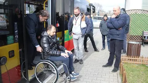 Jeździli na wózku, mieli opaski na oczach. Kierowcy uczyli się, jak pomagać pasażerom z niepełnosprawnościami