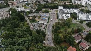 Sznur aut w kolejce do punktu badań drive-thru