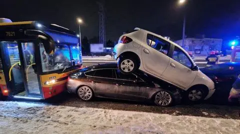 Karambol z udziałem autobusu. Jedno auto na dachu drugiego