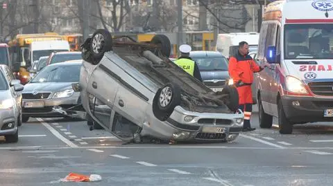 Hyundai dachował na pl. Zawiszy. Kierowca ranny