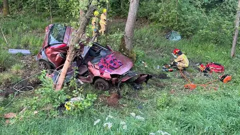 Auto na drzewie. Kierowca ranny, pasażer nie żyje